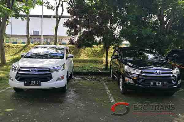 sewa mobil lepas kunci atau pakai sopir