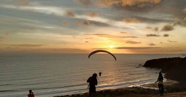 paralayang pantai modangan